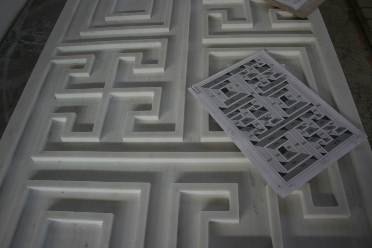 Tavolo marmo labirintico con intarsi