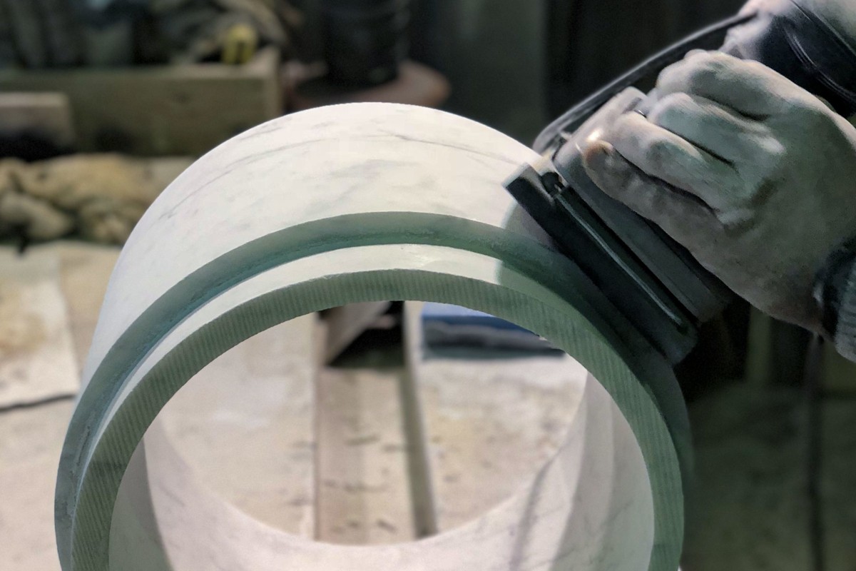Rifinitura manuale cilindro in marmo 1